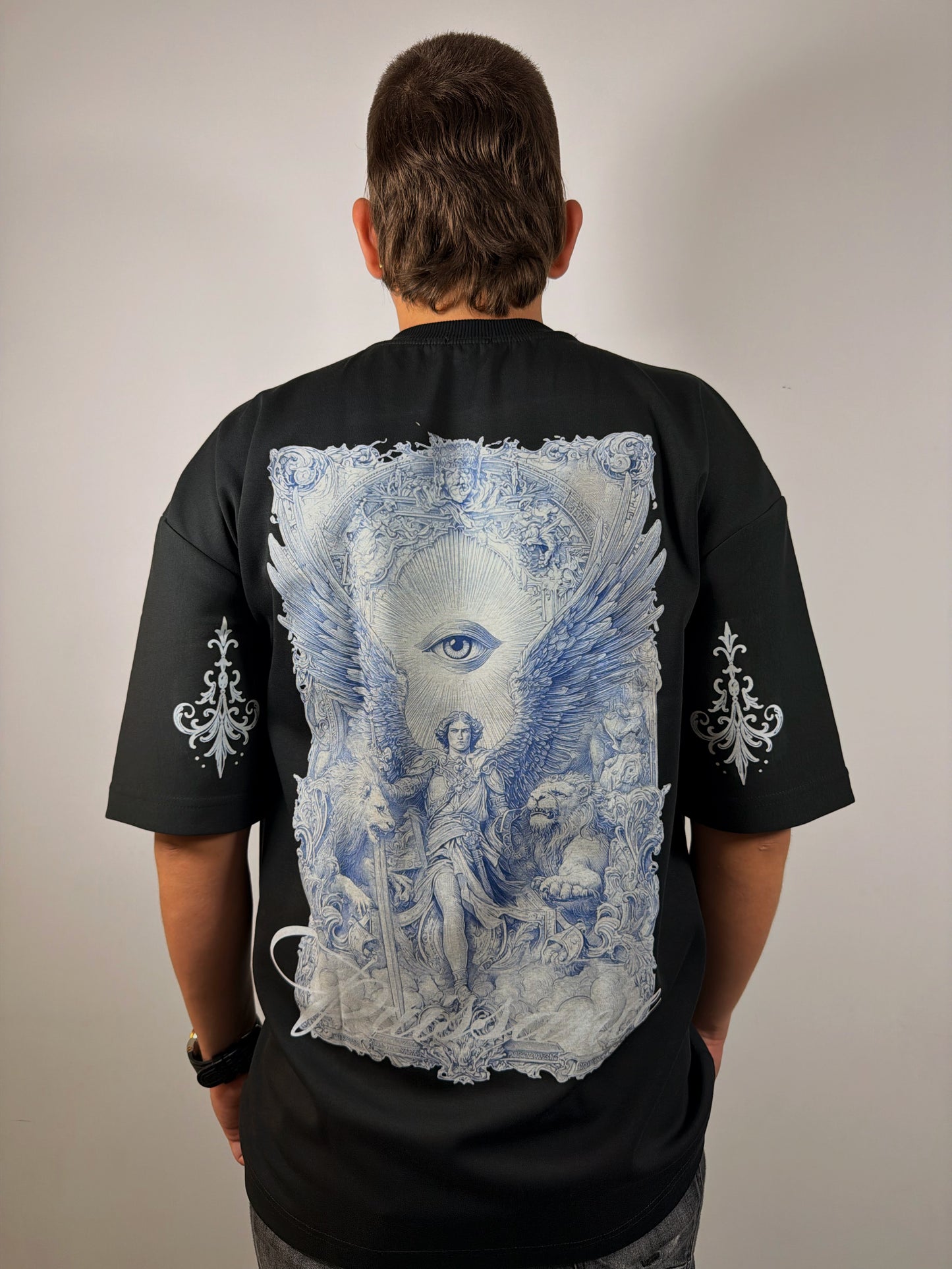 Camiseta Negra Estampado Azul en Espalda – Hombre VALCRIS