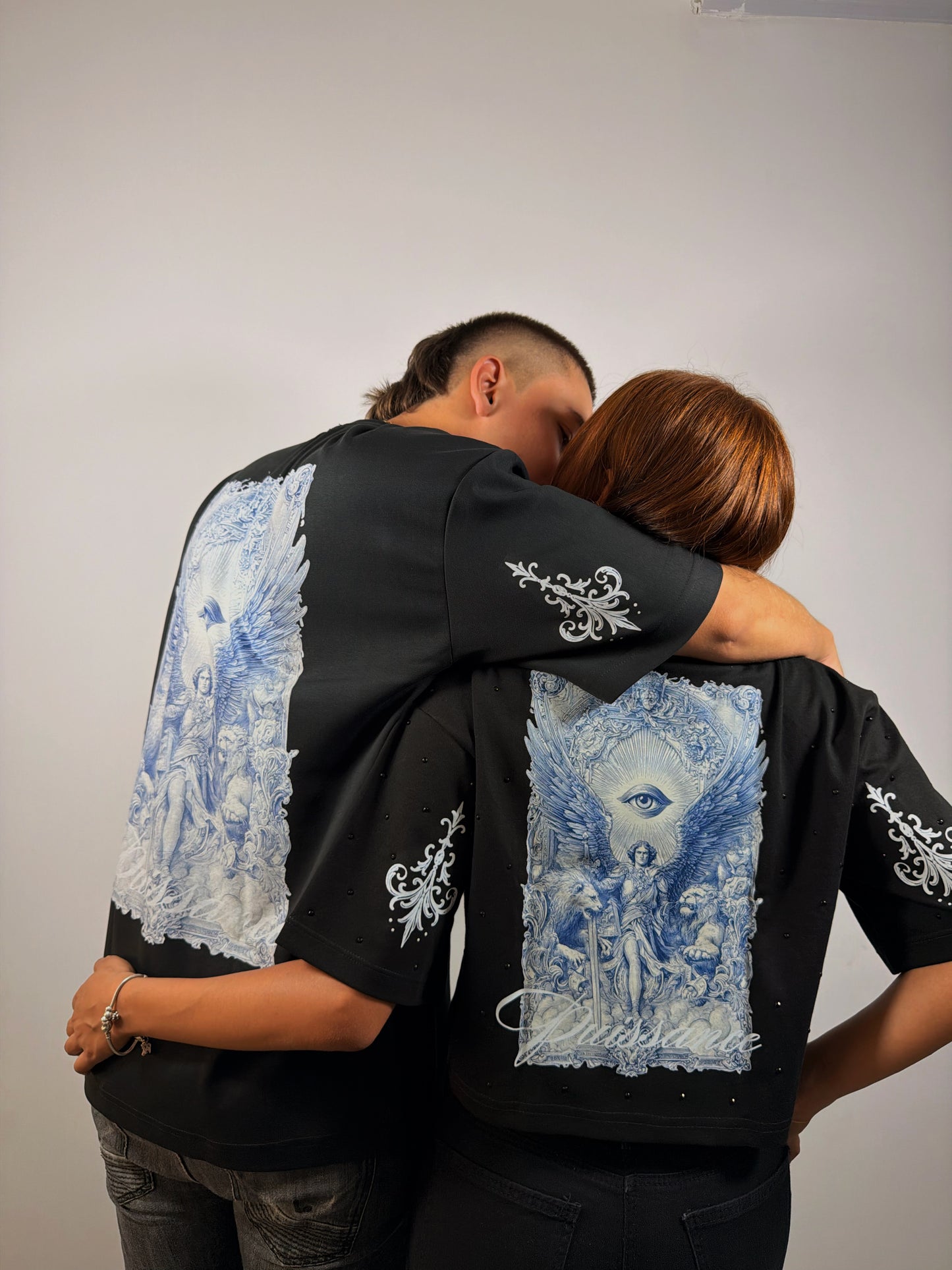 Camiseta Negra Estampado Azul en Espalda – Hombre VALCRIS