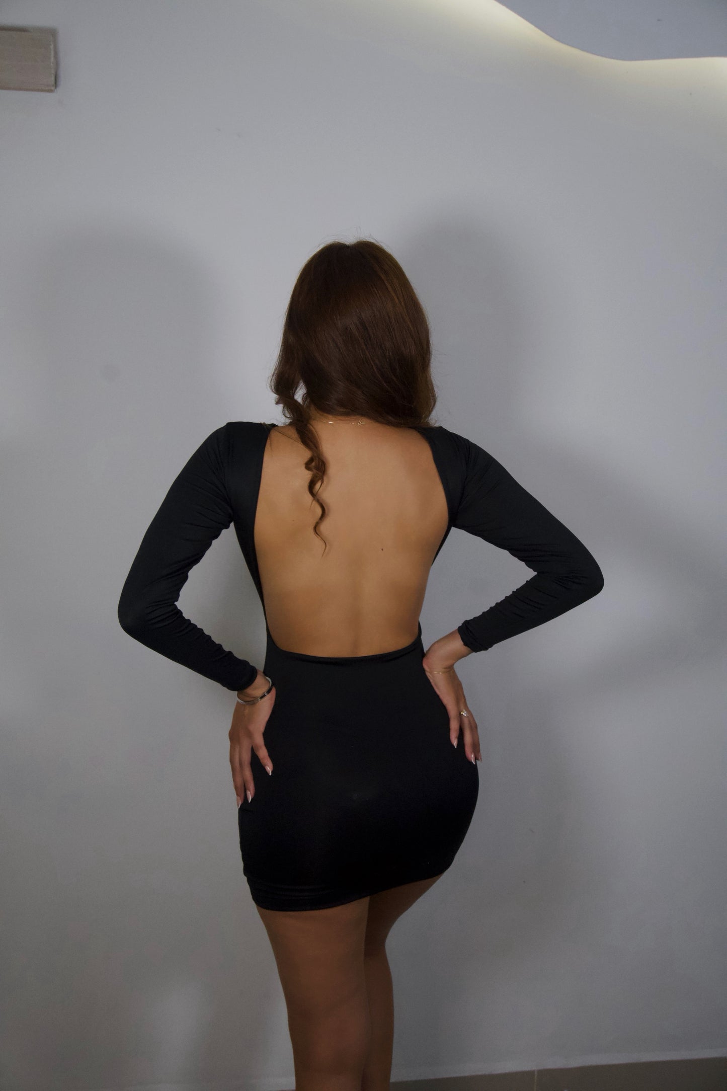 Vestido Corto Abertura en Espalda VALCRIS – Negro y Vinotinto