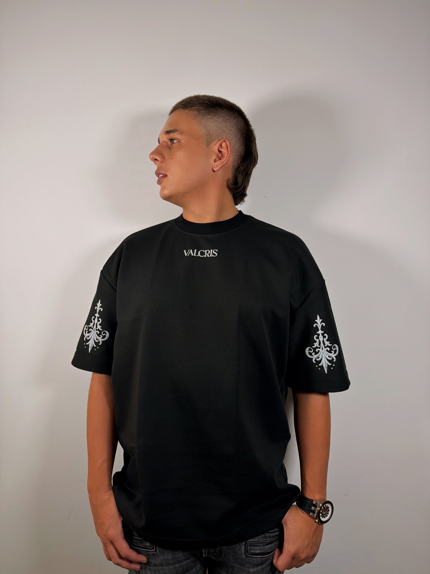 Camiseta Negra Estampado Azul en Espalda – Hombre VALCRIS